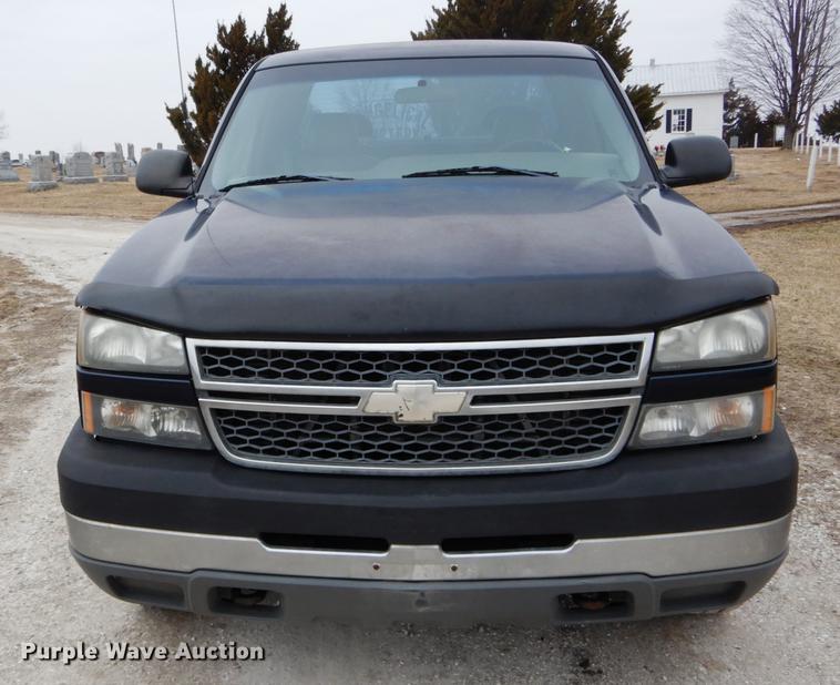 image for item DE6039 2005 Chevrolet Silverado 3500 Ext. Cab pickup truck