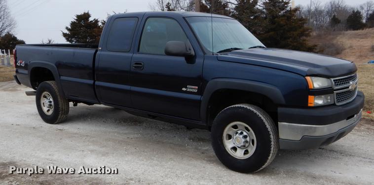 image for item DE6039 2005 Chevrolet Silverado 3500 Ext. Cab pickup truck
