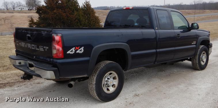 image for item DE6039 2005 Chevrolet Silverado 3500 Ext. Cab pickup truck