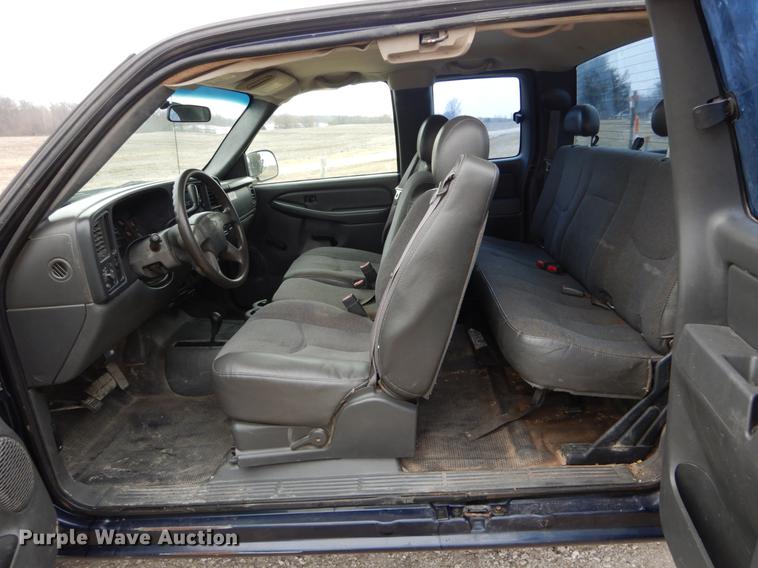 image for item DE6039 2005 Chevrolet Silverado 3500 Ext. Cab pickup truck