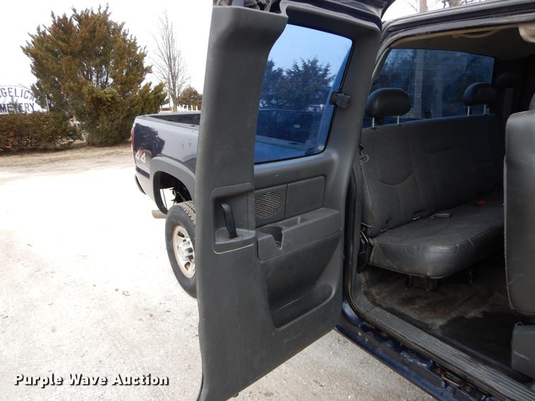 image for item DE6039 2005 Chevrolet Silverado 3500 Ext. Cab pickup truck