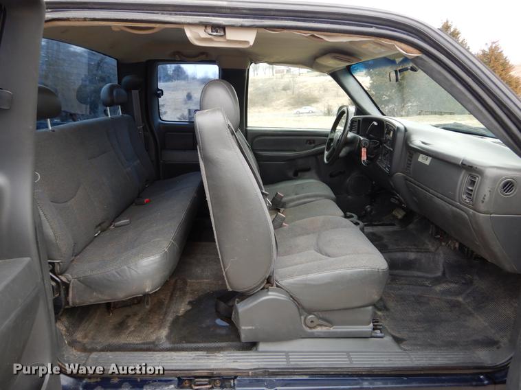 image for item DE6039 2005 Chevrolet Silverado 3500 Ext. Cab pickup truck