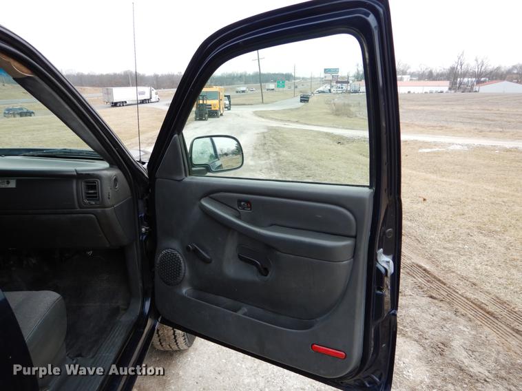 image for item DE6039 2005 Chevrolet Silverado 3500 Ext. Cab pickup truck