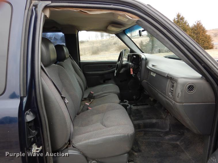 image for item DE6039 2005 Chevrolet Silverado 3500 Ext. Cab pickup truck