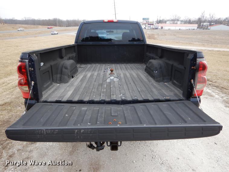 image for item DE6039 2005 Chevrolet Silverado 3500 Ext. Cab pickup truck