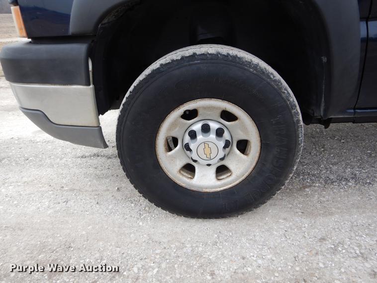 image for item DE6039 2005 Chevrolet Silverado 3500 Ext. Cab pickup truck