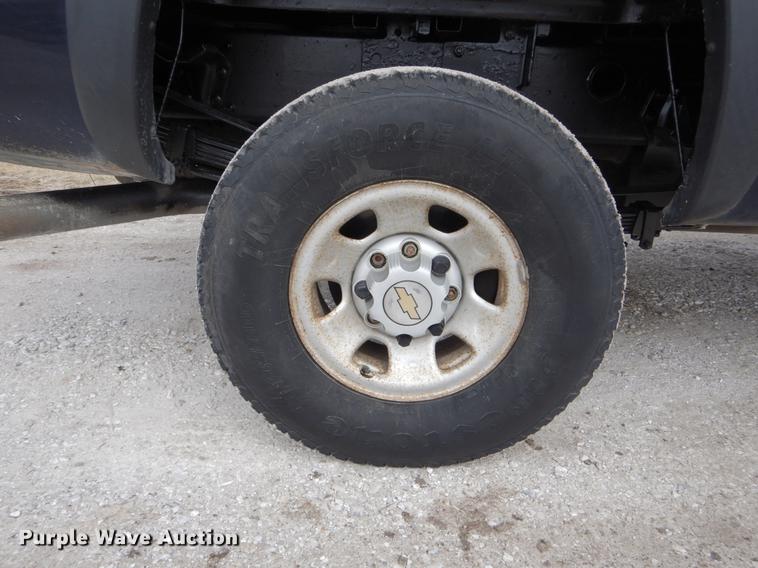 image for item DE6039 2005 Chevrolet Silverado 3500 Ext. Cab pickup truck