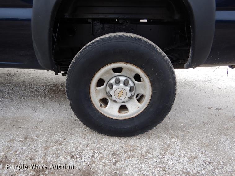 image for item DE6039 2005 Chevrolet Silverado 3500 Ext. Cab pickup truck