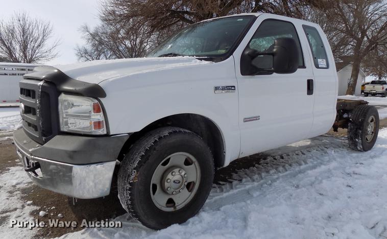 image for item DE7607 2006 Ford F250 Super Duty XL SuperCab pickup truck cab and chassis