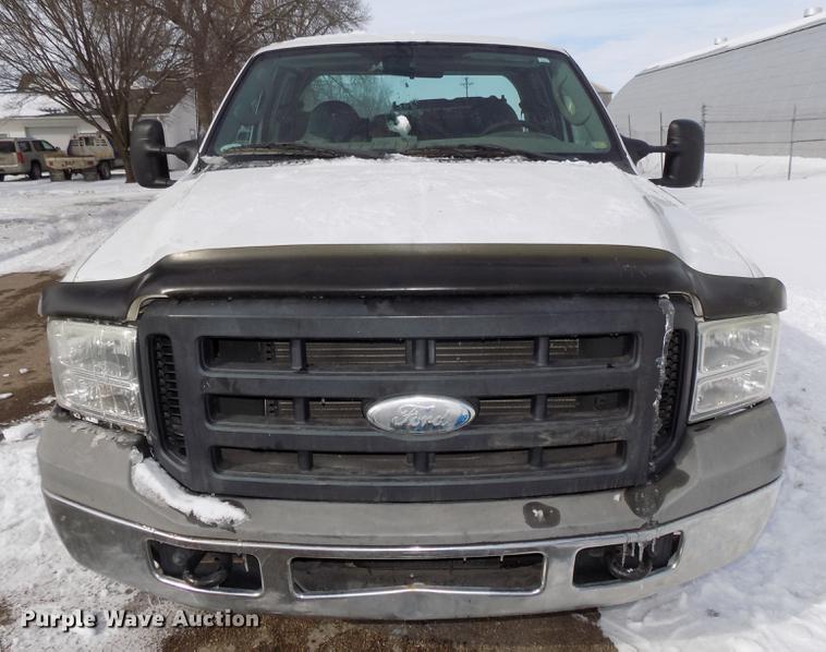 image for item DE7607 2006 Ford F250 Super Duty XL SuperCab pickup truck cab and chassis