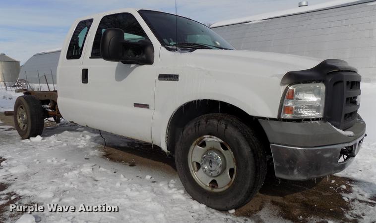 image for item DE7607 2006 Ford F250 Super Duty XL SuperCab pickup truck cab and chassis