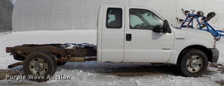 image for item DE7607 2006 Ford F250 Super Duty XL SuperCab pickup truck cab and chassis