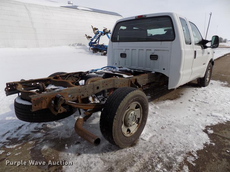 image for item DE7607 2006 Ford F250 Super Duty XL SuperCab pickup truck cab and chassis