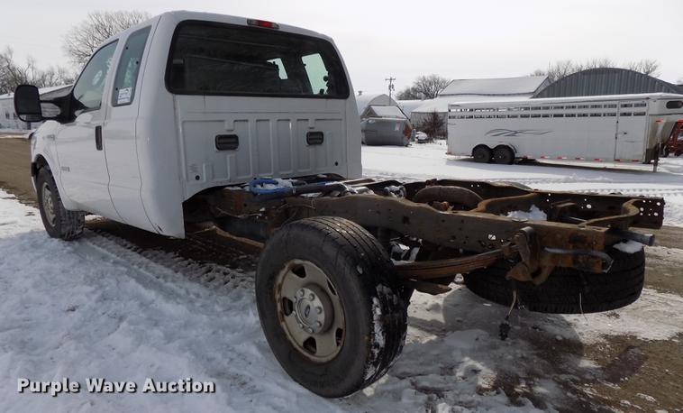 image for item DE7607 2006 Ford F250 Super Duty XL SuperCab pickup truck cab and chassis