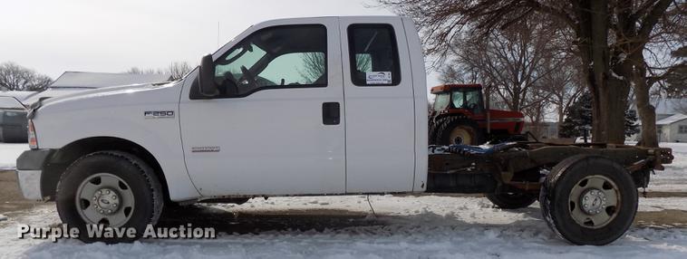 image for item DE7607 2006 Ford F250 Super Duty XL SuperCab pickup truck cab and chassis
