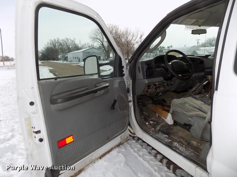 image for item DE7607 2006 Ford F250 Super Duty XL SuperCab pickup truck cab and chassis