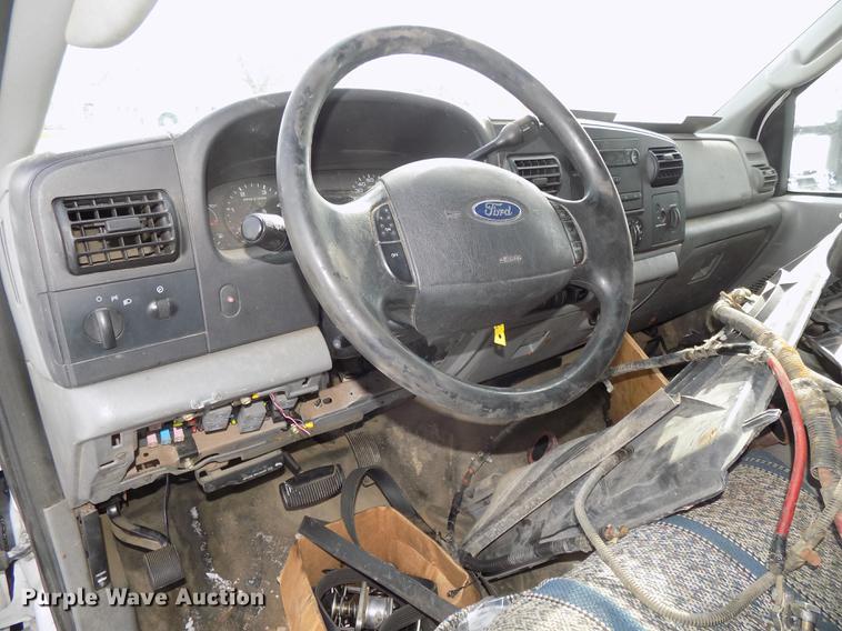 image for item DE7607 2006 Ford F250 Super Duty XL SuperCab pickup truck cab and chassis