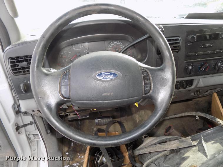 image for item DE7607 2006 Ford F250 Super Duty XL SuperCab pickup truck cab and chassis