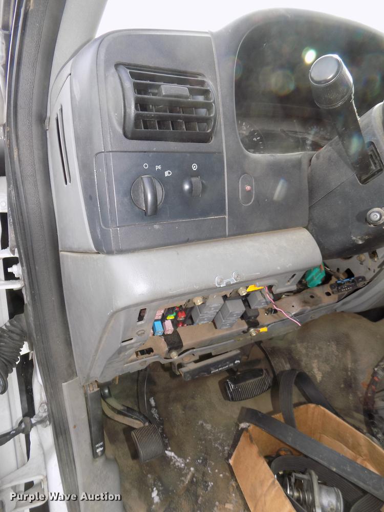 image for item DE7607 2006 Ford F250 Super Duty XL SuperCab pickup truck cab and chassis