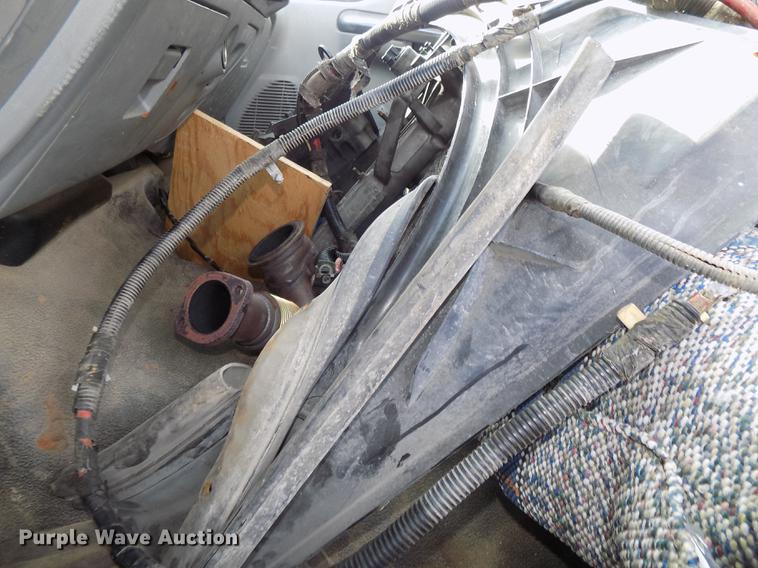 image for item DE7607 2006 Ford F250 Super Duty XL SuperCab pickup truck cab and chassis