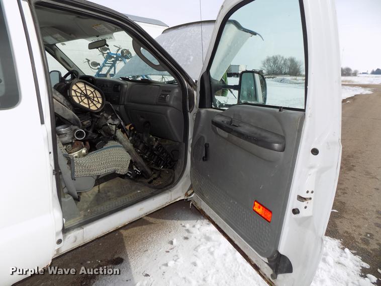 image for item DE7607 2006 Ford F250 Super Duty XL SuperCab pickup truck cab and chassis