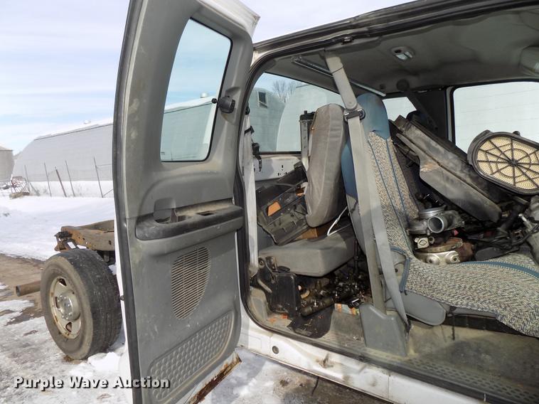 image for item DE7607 2006 Ford F250 Super Duty XL SuperCab pickup truck cab and chassis