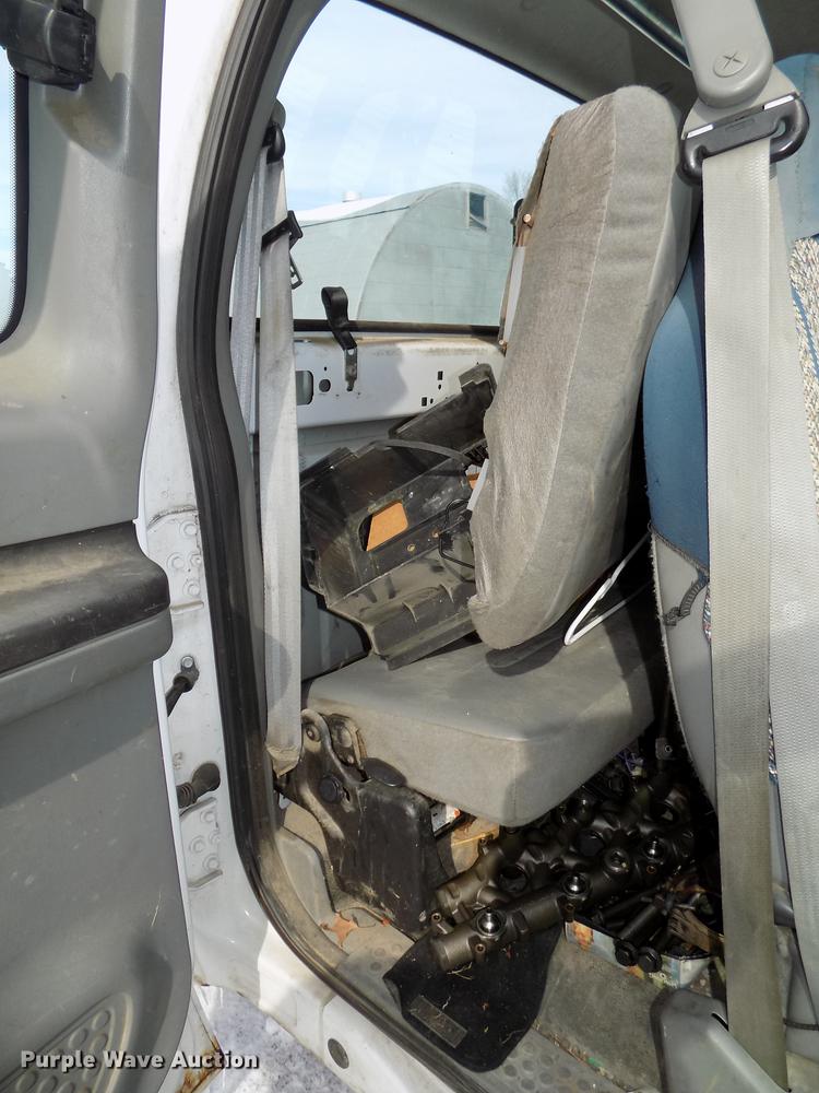 image for item DE7607 2006 Ford F250 Super Duty XL SuperCab pickup truck cab and chassis