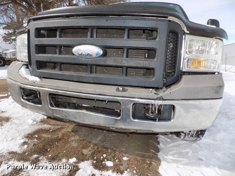 image for item DE7607 2006 Ford F250 Super Duty XL SuperCab pickup truck cab and chassis