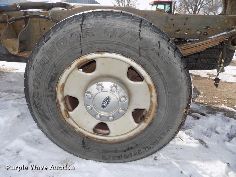 image for item DE7607 2006 Ford F250 Super Duty XL SuperCab pickup truck cab and chassis