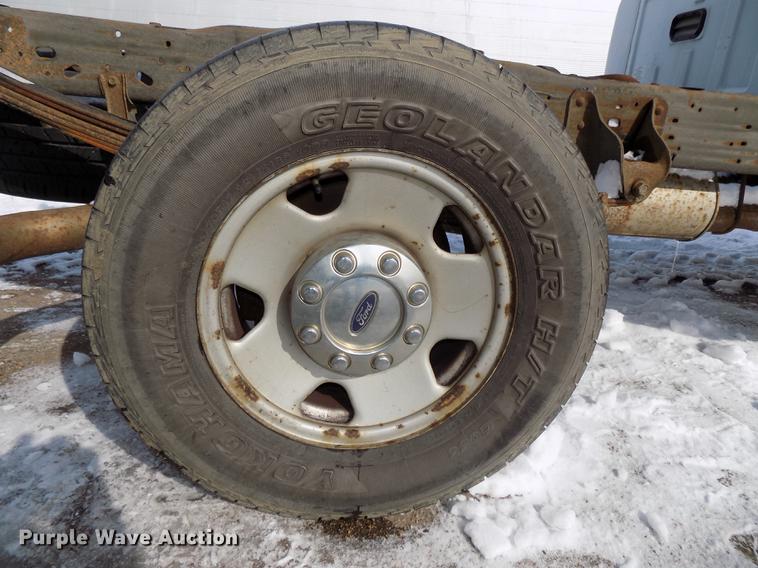 image for item DE7607 2006 Ford F250 Super Duty XL SuperCab pickup truck cab and chassis