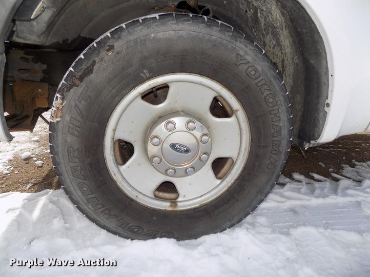 image for item DE7607 2006 Ford F250 Super Duty XL SuperCab pickup truck cab and chassis