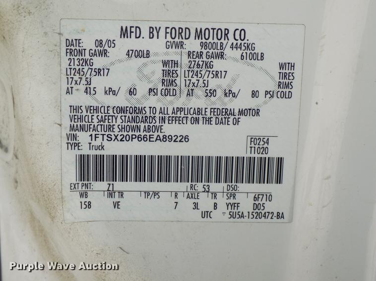 image for item DE7607 2006 Ford F250 Super Duty XL SuperCab pickup truck cab and chassis