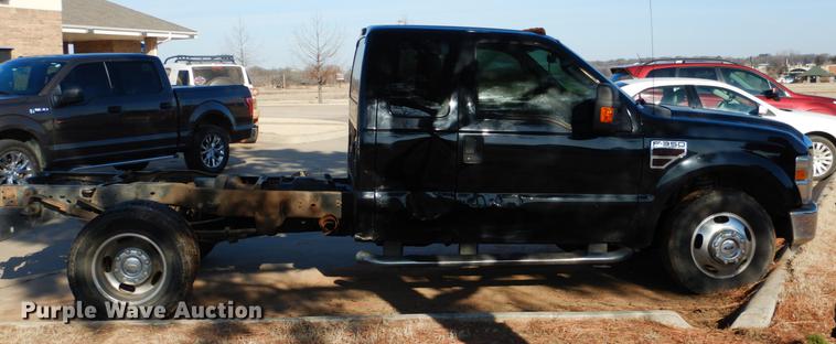 image for item DF2129 2008 Ford F350 XLT SuperCab pickup truck cab and chassis
