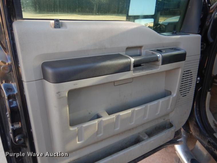 image for item DF2129 2008 Ford F350 XLT SuperCab pickup truck cab and chassis