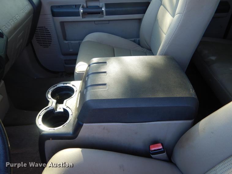 image for item DF2129 2008 Ford F350 XLT SuperCab pickup truck cab and chassis