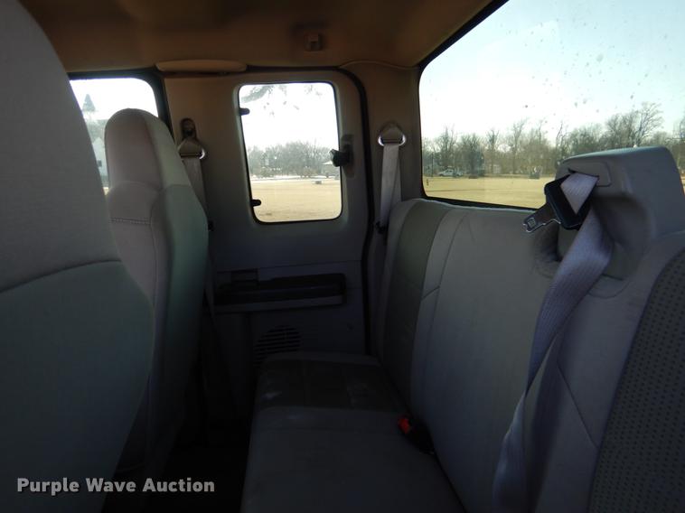 image for item DF2129 2008 Ford F350 XLT SuperCab pickup truck cab and chassis