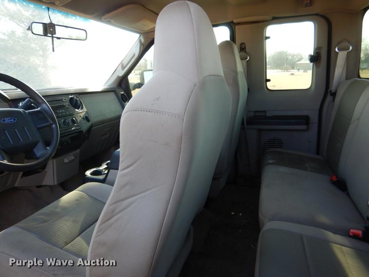 image for item DF2129 2008 Ford F350 XLT SuperCab pickup truck cab and chassis