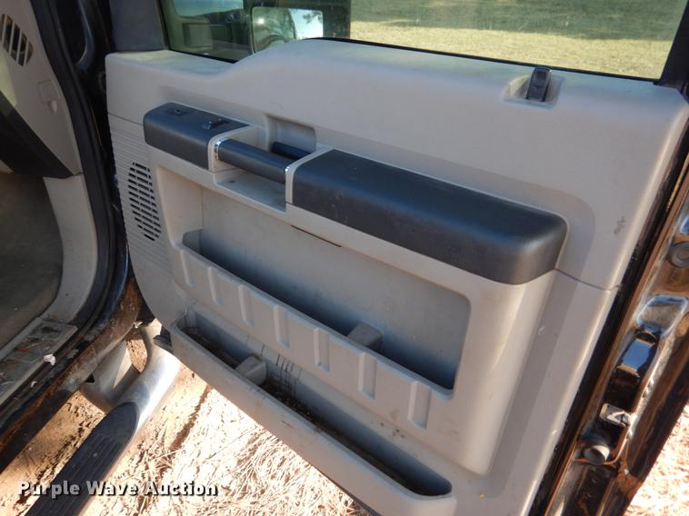 image for item DF2129 2008 Ford F350 XLT SuperCab pickup truck cab and chassis