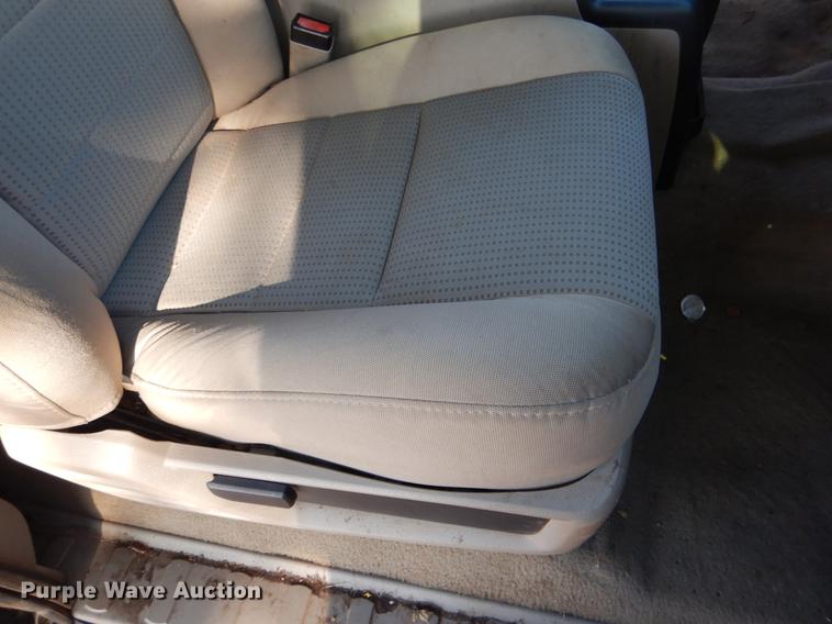 image for item DF2129 2008 Ford F350 XLT SuperCab pickup truck cab and chassis