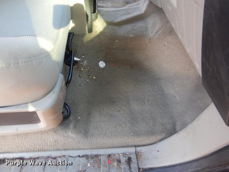 image for item DF2129 2008 Ford F350 XLT SuperCab pickup truck cab and chassis