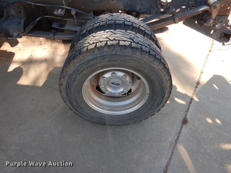 image for item DF2129 2008 Ford F350 XLT SuperCab pickup truck cab and chassis