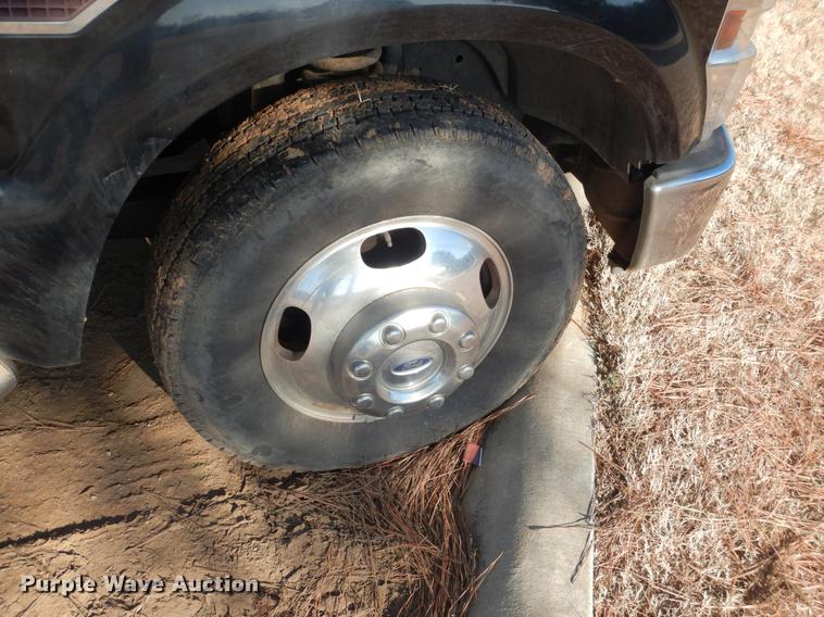 image for item DF2129 2008 Ford F350 XLT SuperCab pickup truck cab and chassis