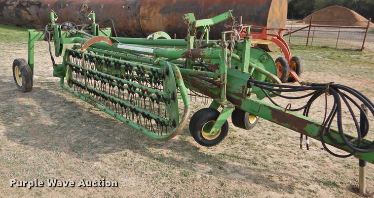 image for item DF2531 John Deere 700 hay rake