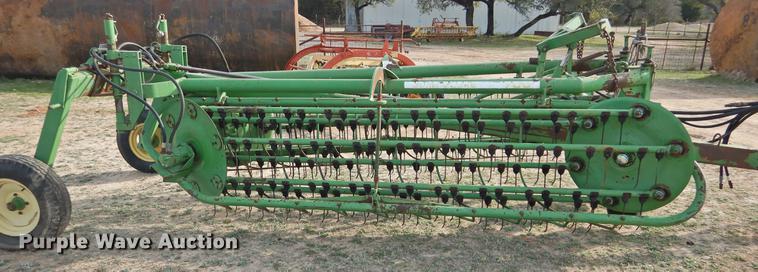 image for item DF2531 John Deere 700 hay rake
