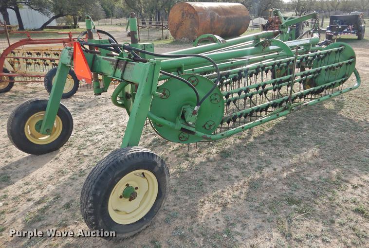 image for item DF2531 John Deere 700 hay rake