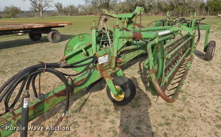 image for item DF2531 John Deere 700 hay rake