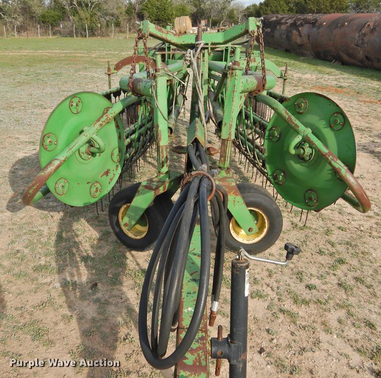 image for item DF2531 John Deere 700 hay rake