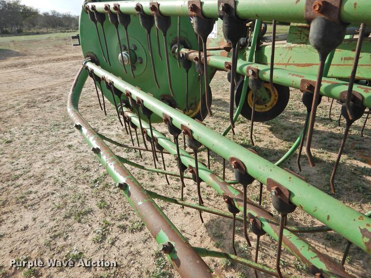 image for item DF2531 John Deere 700 hay rake