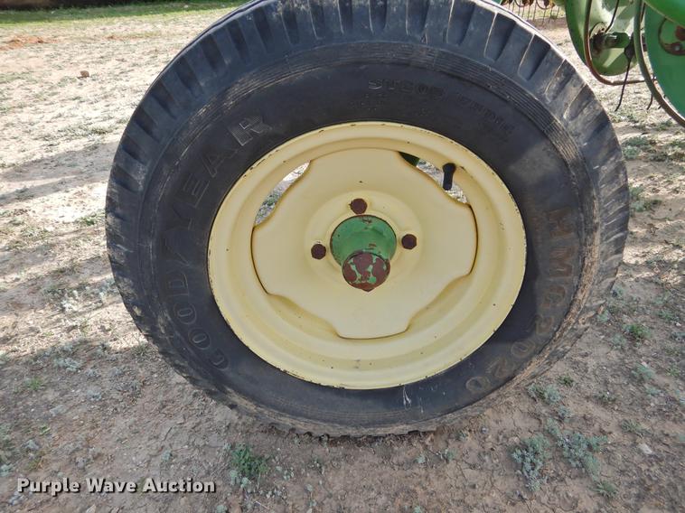 image for item DF2531 John Deere 700 hay rake