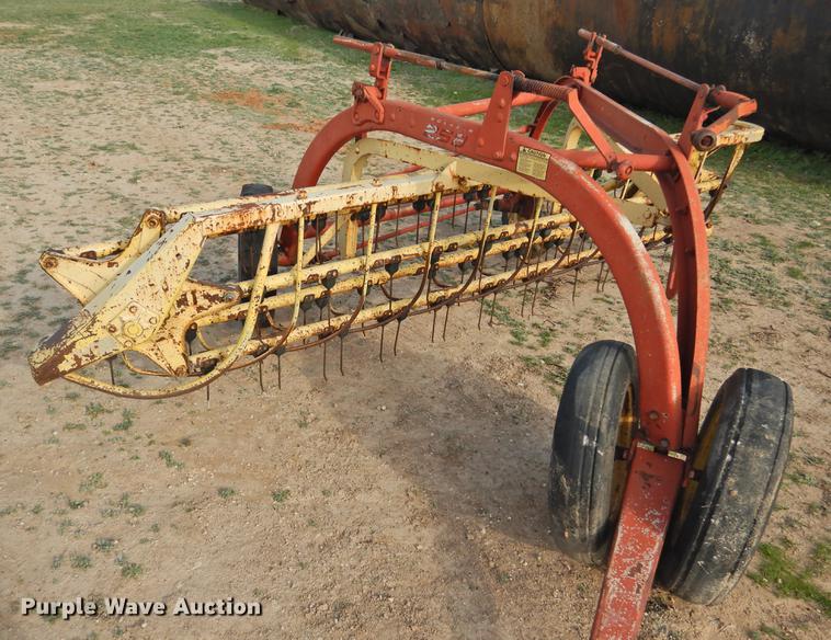 image for item DF2532 New Holland 258 hay rake